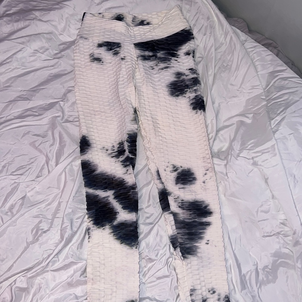White and black butt scrunch leggings (S)